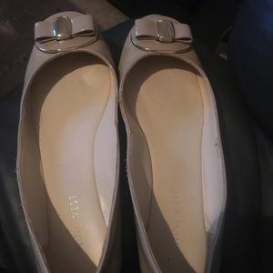 Like new Nine West nude flats